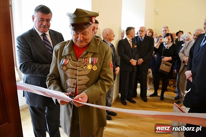 Zdjęcie w galerii na portalu naszraciborz.pl: Polskie sokoły zjechały na raciborski zamek wiadomości z regionu
