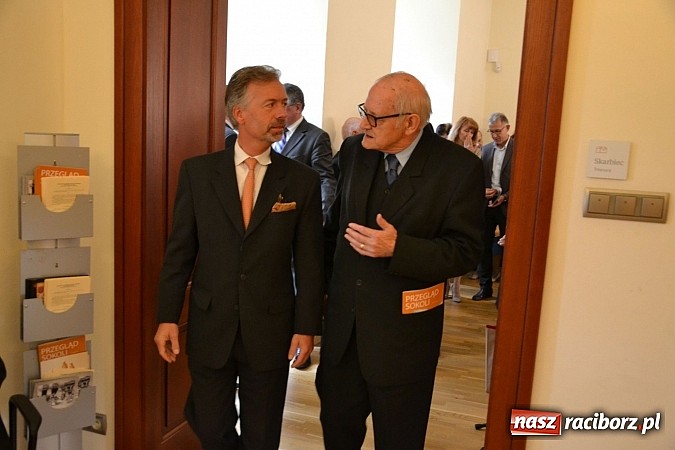 Zdjęcie w galerii na portalu naszraciborz.pl: Polskie sokoły zjechały na raciborski zamek wiadomości z regionu