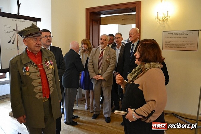 Zdjęcie w galerii na portalu naszraciborz.pl: Polskie sokoły zjechały na raciborski zamek wiadomości z regionu