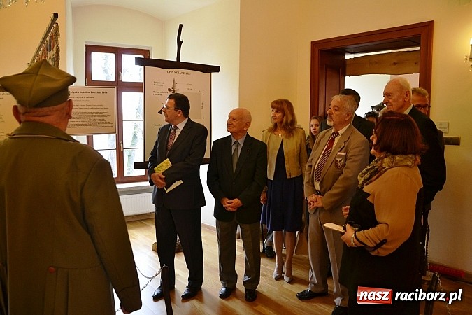 Zdjęcie w galerii na portalu naszraciborz.pl: Polskie sokoły zjechały na raciborski zamek wiadomości z regionu