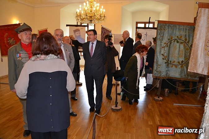 Zdjęcie w galerii na portalu naszraciborz.pl: Polskie sokoły zjechały na raciborski zamek wiadomości z regionu