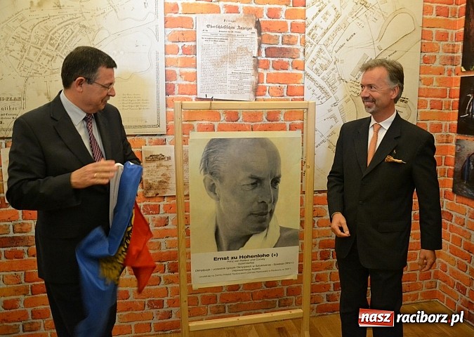 Zdjęcie w galerii na portalu naszraciborz.pl: Polskie sokoły zjechały na raciborski zamek wiadomości z regionu