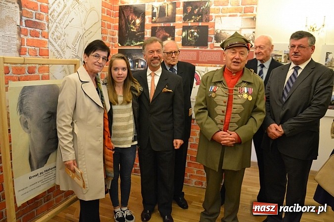 Zdjęcie w galerii na portalu naszraciborz.pl: Polskie sokoły zjechały na raciborski zamek wiadomości z regionu