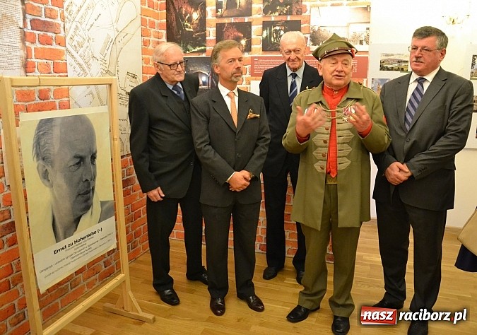 Zdjęcie w galerii na portalu naszraciborz.pl: Polskie sokoły zjechały na raciborski zamek wiadomości z regionu