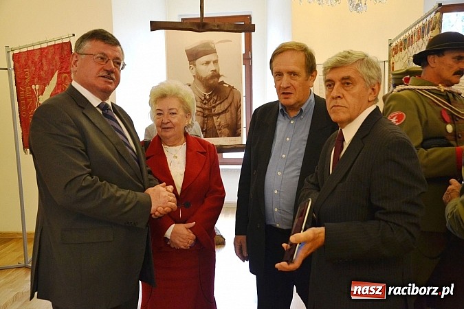 Zdjęcie w galerii na portalu naszraciborz.pl: Polskie sokoły zjechały na raciborski zamek wiadomości z regionu