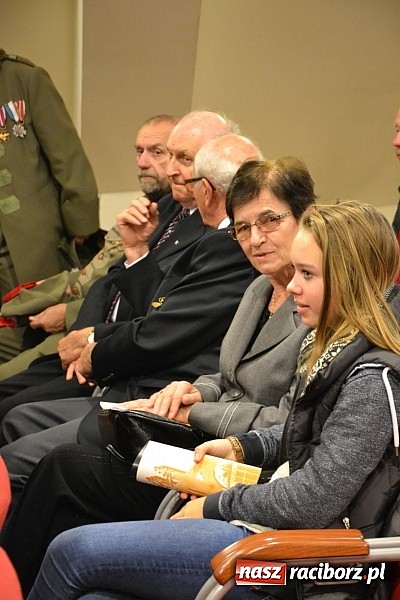 Zdjęcie w galerii na portalu naszraciborz.pl: Polskie sokoły zjechały na raciborski zamek wiadomości z regionu