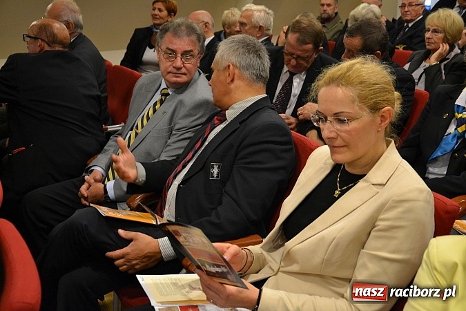 Zdjęcie w galerii na portalu naszraciborz.pl: Polskie sokoły zjechały na raciborski zamek wiadomości z regionu