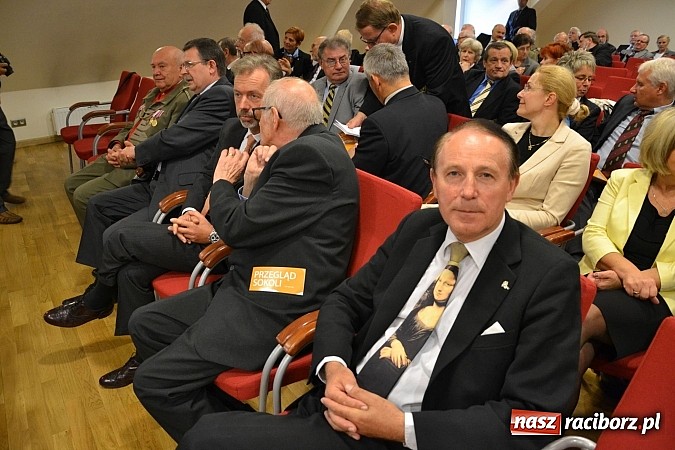 Zdjęcie w galerii na portalu naszraciborz.pl: Polskie sokoły zjechały na raciborski zamek wiadomości z regionu