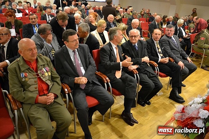 Zdjęcie w galerii na portalu naszraciborz.pl: Polskie sokoły zjechały na raciborski zamek wiadomości z regionu