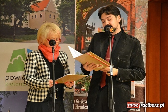 Zdjęcie w galerii na portalu naszraciborz.pl: Polskie sokoły zjechały na raciborski zamek wiadomości z regionu