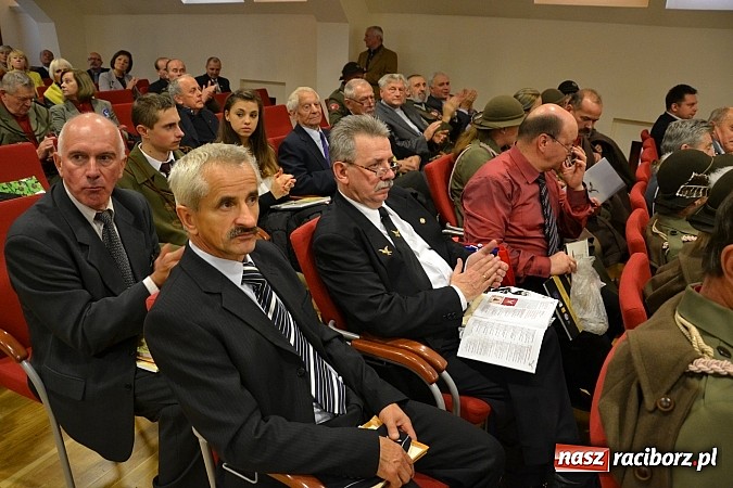 Zdjęcie w galerii na portalu naszraciborz.pl: Polskie sokoły zjechały na raciborski zamek wiadomości z regionu