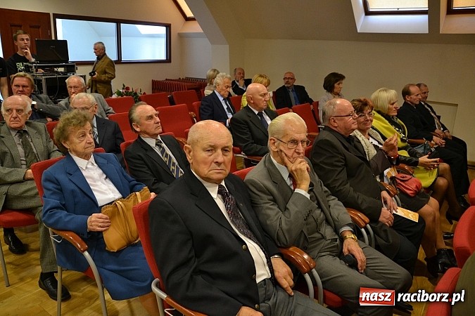 Zdjęcie w galerii na portalu naszraciborz.pl: Polskie sokoły zjechały na raciborski zamek wiadomości z regionu