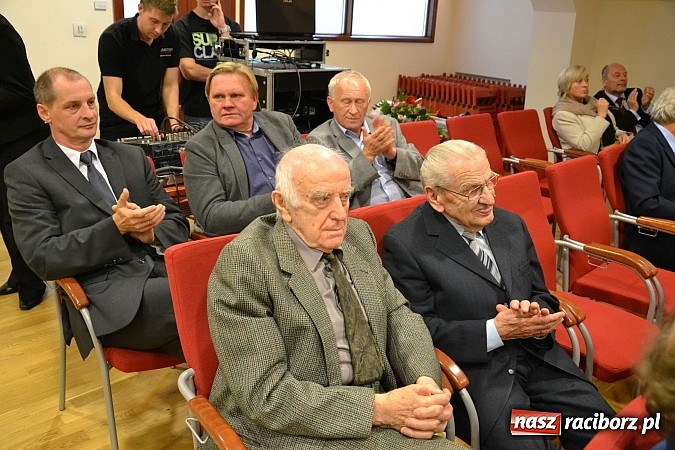 Zdjęcie w galerii na portalu naszraciborz.pl: Polskie sokoły zjechały na raciborski zamek wiadomości z regionu