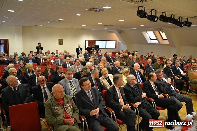 Zdjęcie w galerii na portalu naszraciborz.pl: Polskie sokoły zjechały na raciborski zamek wiadomości z regionu