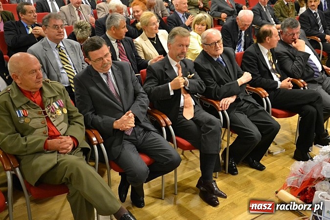 Zdjęcie w galerii na portalu naszraciborz.pl: Polskie sokoły zjechały na raciborski zamek wiadomości z regionu