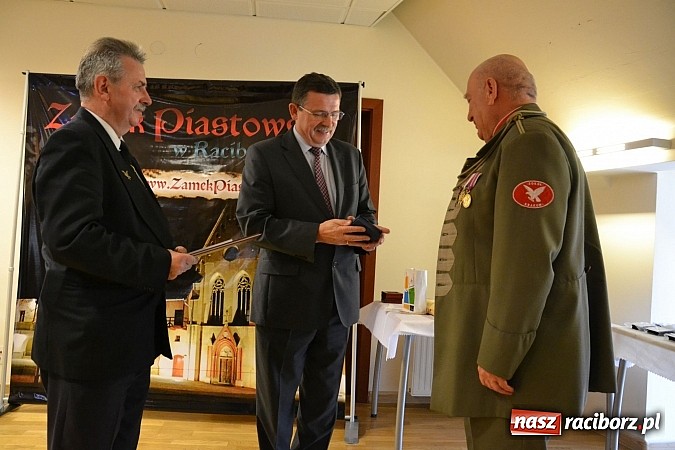 Zdjęcie w galerii na portalu naszraciborz.pl: Polskie sokoły zjechały na raciborski zamek wiadomości z regionu
