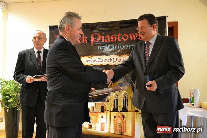 Zdjęcie w galerii na portalu naszraciborz.pl: Polskie sokoły zjechały na raciborski zamek wiadomości z regionu