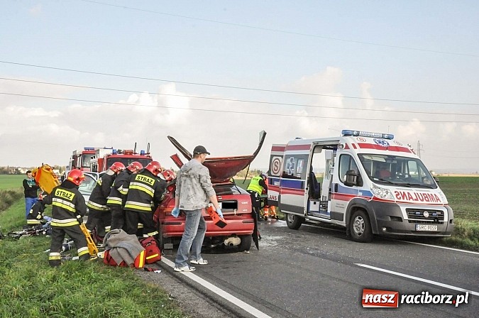 Zdjęcie w galerii na portalu naszraciborz.pl: Koszmarny wypadek na DW 916 za Ocicami. Czołowe zderzenie hondy i citroena wiadomości z regionu