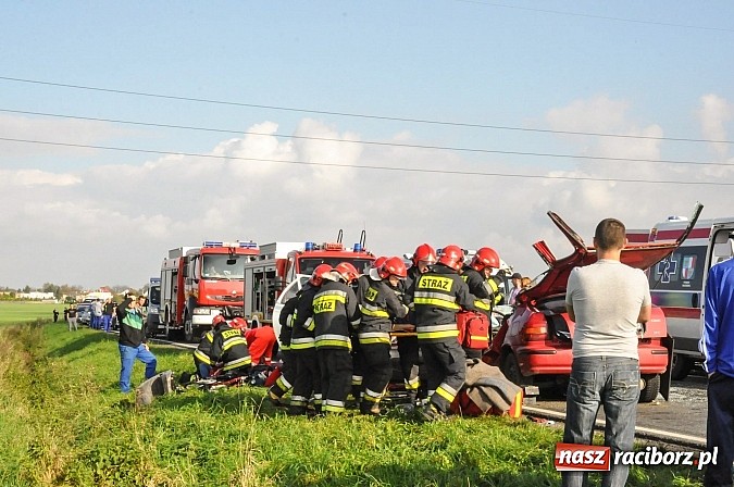 Zdjęcie w galerii na portalu naszraciborz.pl: Koszmarny wypadek na DW 916 za Ocicami. Czołowe zderzenie hondy i citroena wiadomości z regionu