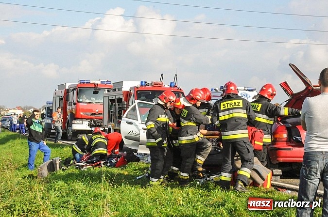 Zdjęcie w galerii na portalu naszraciborz.pl: Koszmarny wypadek na DW 916 za Ocicami. Czołowe zderzenie hondy i citroena wiadomości z regionu