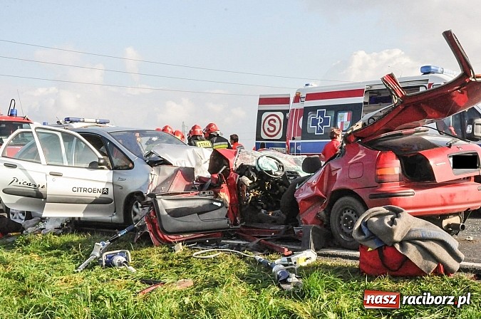 Zdjęcie w galerii na portalu naszraciborz.pl: Koszmarny wypadek na DW 916 za Ocicami. Czołowe zderzenie hondy i citroena wiadomości z regionu