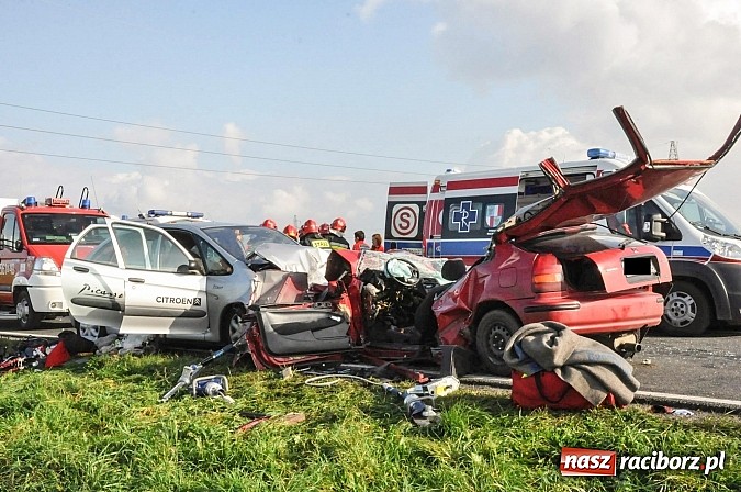 Zdjęcie w galerii na portalu naszraciborz.pl: Koszmarny wypadek na DW 916 za Ocicami. Czołowe zderzenie hondy i citroena wiadomości z regionu