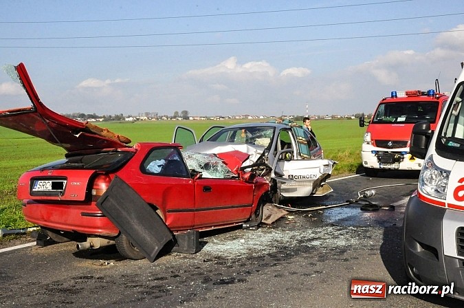 Zdjęcie w galerii na portalu naszraciborz.pl: Koszmarny wypadek na DW 916 za Ocicami. Czołowe zderzenie hondy i citroena wiadomości z regionu