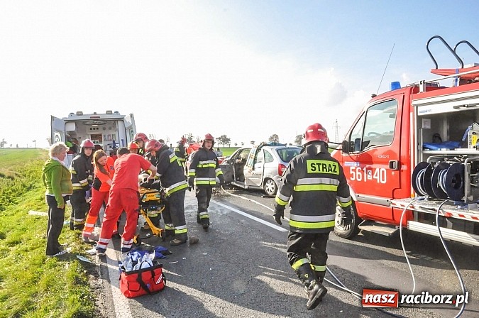 Zdjęcie w galerii na portalu naszraciborz.pl: Koszmarny wypadek na DW 916 za Ocicami. Czołowe zderzenie hondy i citroena wiadomości z regionu
