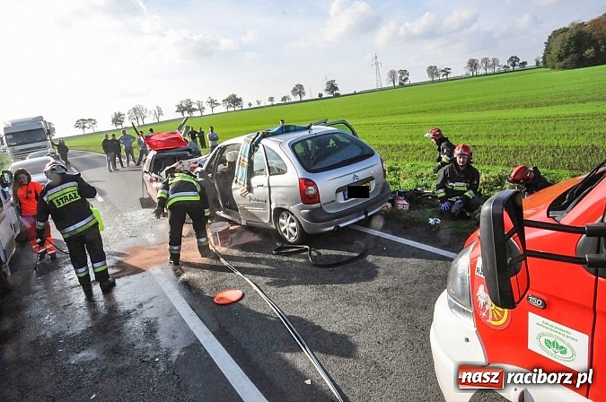 Zdjęcie w galerii na portalu naszraciborz.pl: Koszmarny wypadek na DW 916 za Ocicami. Czołowe zderzenie hondy i citroena wiadomości z regionu