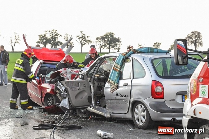 Zdjęcie w galerii na portalu naszraciborz.pl: Koszmarny wypadek na DW 916 za Ocicami. Czołowe zderzenie hondy i citroena wiadomości z regionu