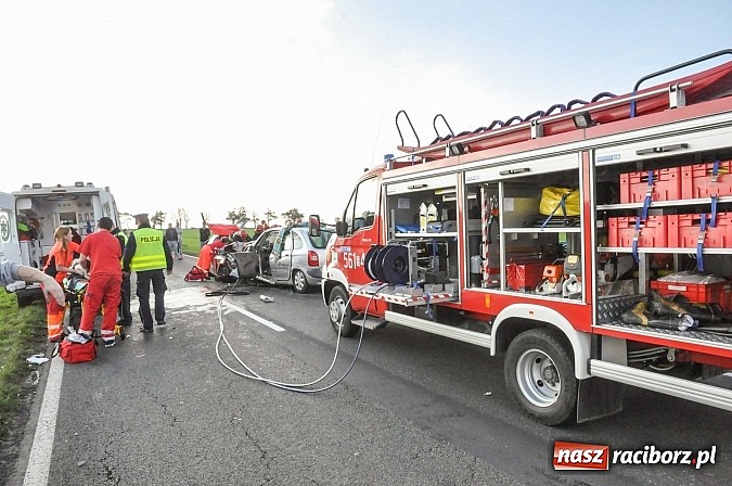 Zdjęcie w galerii na portalu naszraciborz.pl: Koszmarny wypadek na DW 916 za Ocicami. Czołowe zderzenie hondy i citroena wiadomości z regionu