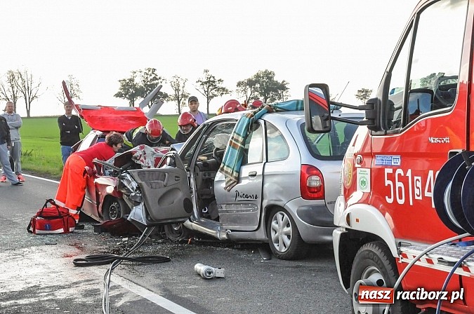 Zdjęcie w galerii na portalu naszraciborz.pl: Koszmarny wypadek na DW 916 za Ocicami. Czołowe zderzenie hondy i citroena wiadomości z regionu