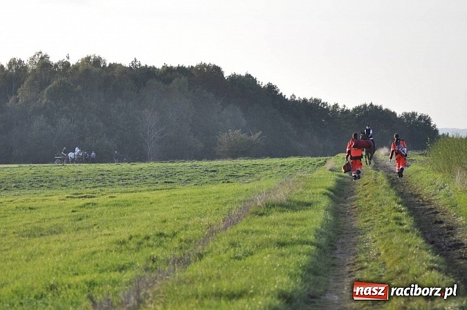 Zdjęcie w galerii na portalu naszraciborz.pl: Wypadek na hubertusie. Podczas ostrego nawrotu wywr&oacute;ciła się bryczka wiadomości z regionu