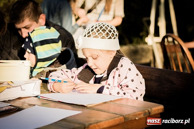 Zdjęcie w galerii na portalu naszraciborz.pl: Piknik artystyczny Światło na Park wiadomości z regionu