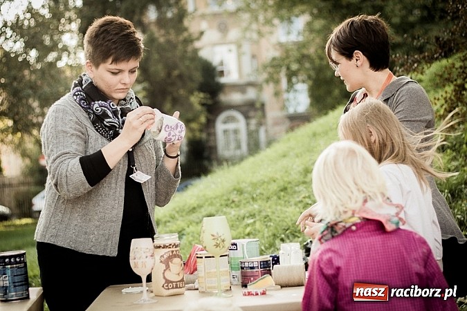 Zdjęcie w galerii na portalu naszraciborz.pl: Piknik artystyczny Światło na Park wiadomości z regionu
