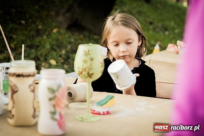 Zdjęcie w galerii na portalu naszraciborz.pl: Piknik artystyczny Światło na Park wiadomości z regionu