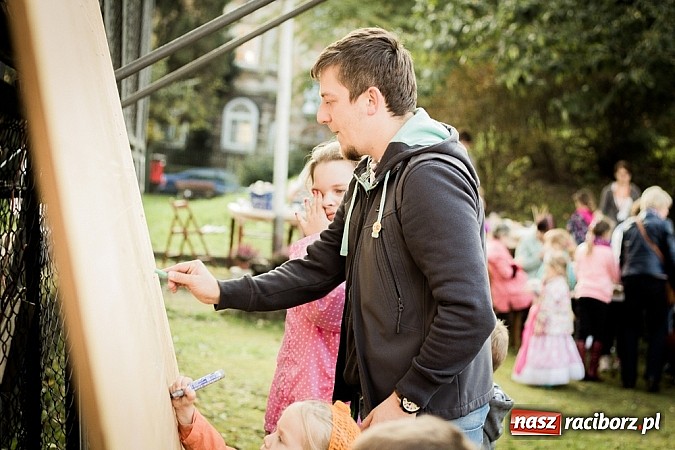 Zdjęcie w galerii na portalu naszraciborz.pl: Piknik artystyczny Światło na Park wiadomości z regionu