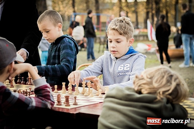 Zdjęcie w galerii na portalu naszraciborz.pl: Piknik artystyczny Światło na Park wiadomości z regionu