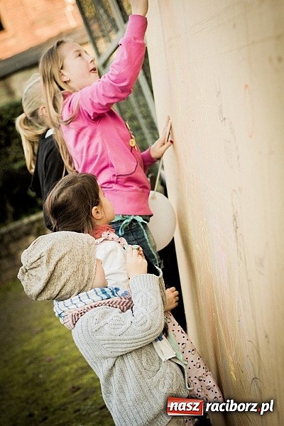 Zdjęcie w galerii na portalu naszraciborz.pl: Piknik artystyczny Światło na Park wiadomości z regionu