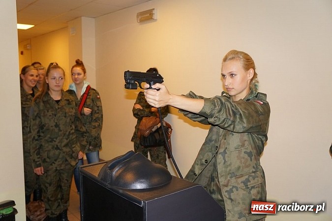 Zdjęcie w galerii na portalu naszraciborz.pl: Uczniowie ZSOMS strzelali na komendzie wiadomości z regionu