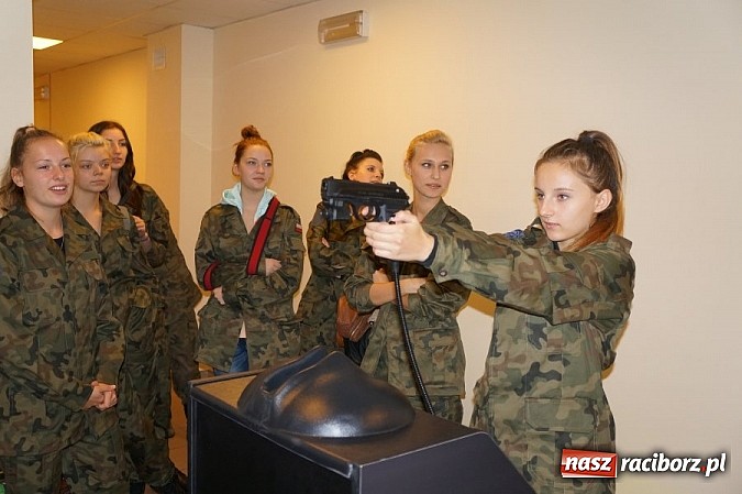 Zdjęcie w galerii na portalu naszraciborz.pl: Uczniowie ZSOMS strzelali na komendzie wiadomości z regionu