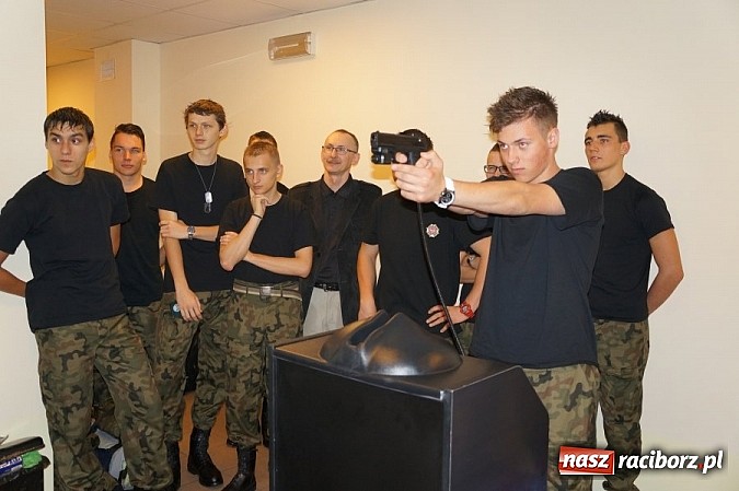 Zdjęcie w galerii na portalu naszraciborz.pl: Uczniowie ZSOMS strzelali na komendzie wiadomości z regionu