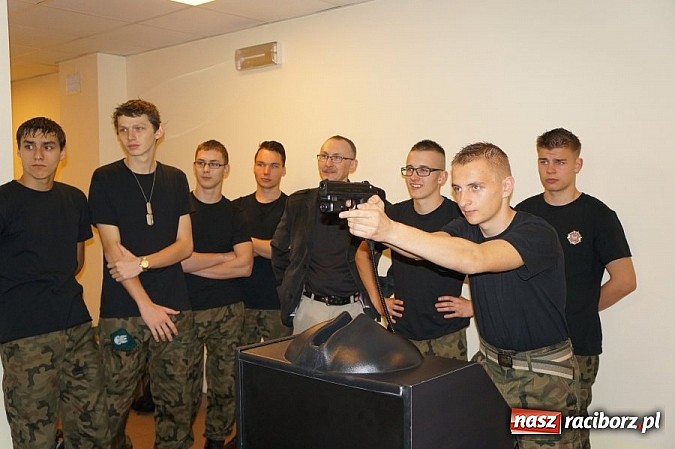 Zdjęcie w galerii na portalu naszraciborz.pl: Uczniowie ZSOMS strzelali na komendzie wiadomości z regionu