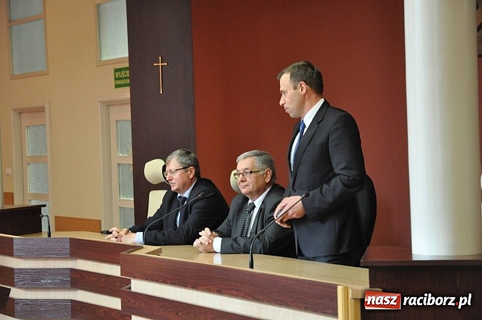 Zdjęcie w galerii na portalu naszraciborz.pl: Posłowie lewicy spotkali się z aktywem, czyli Zosia samosia i obsuwa na zbiorniku wiadomości z regionu