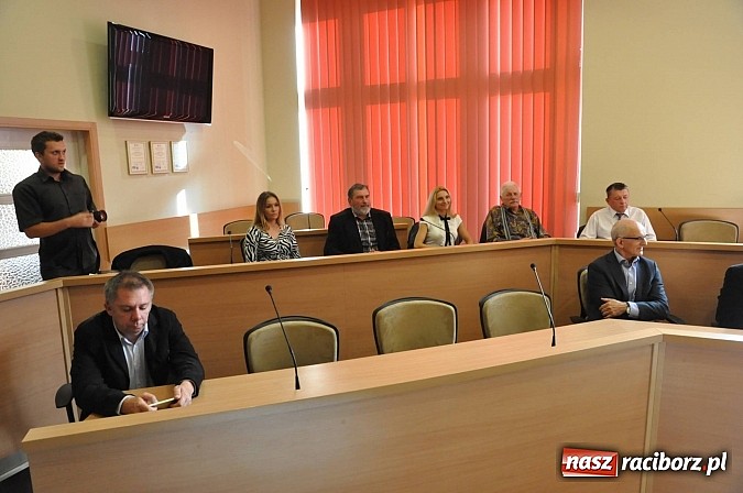 Zdjęcie w galerii na portalu naszraciborz.pl: Posłowie lewicy spotkali się z aktywem, czyli Zosia samosia i obsuwa na zbiorniku wiadomości z regionu