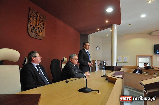 Zdjęcie w galerii na portalu naszraciborz.pl: Posłowie lewicy spotkali się z aktywem, czyli Zosia samosia i obsuwa na zbiorniku wiadomości z regionu