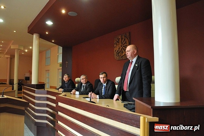 Zdjęcie w galerii na portalu naszraciborz.pl: Posłowie lewicy spotkali się z aktywem, czyli Zosia samosia i obsuwa na zbiorniku wiadomości z regionu