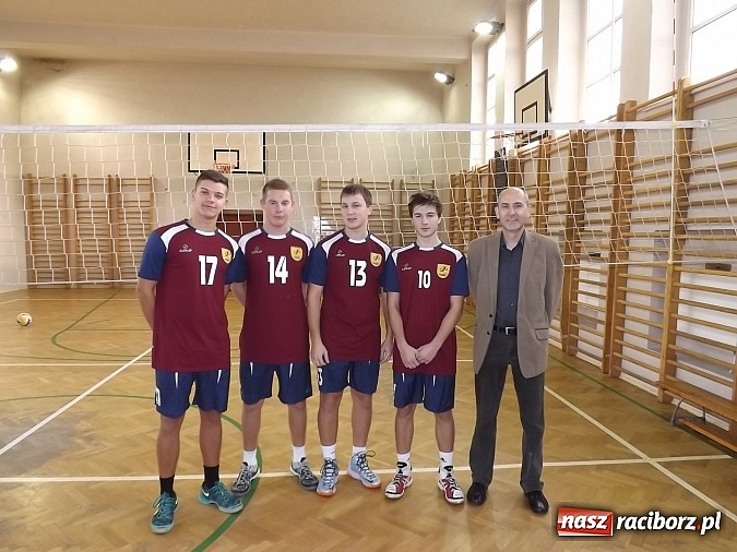 Zdjęcie w galerii na portalu naszraciborz.pl: Mistrzostwa Raciborza w dw&oacute;jkach siatkarskich wiadomości z regionu