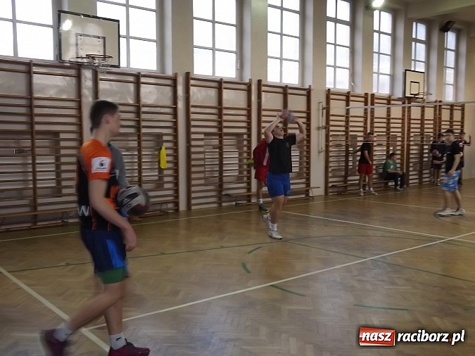 Zdjęcie w galerii na portalu naszraciborz.pl: Mistrzostwa Raciborza w dw&oacute;jkach siatkarskich wiadomości z regionu