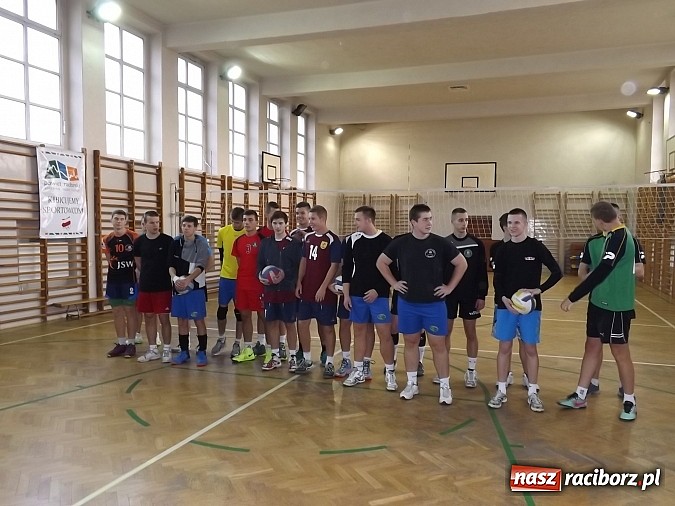 Zdjęcie w galerii na portalu naszraciborz.pl: Mistrzostwa Raciborza w dw&oacute;jkach siatkarskich wiadomości z regionu